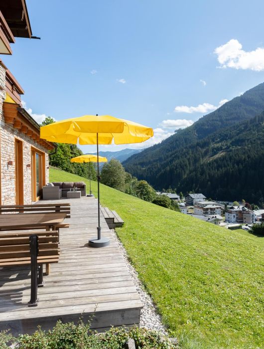 Blick von der Terrasse in die Bergwelt